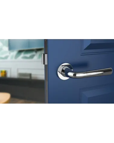 Maniglia per porta su placca rotonda TULIPA maniglia design vista frontale montata su una porta