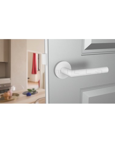 Maniglia per porta in materiale zamak ARABIS design vista frontale montata su una porta
