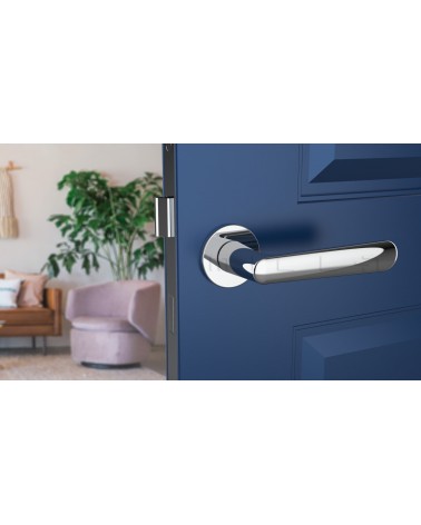 Maniglia per porta in zama ARIA maniglia design colore 4 montata su una porta aperta