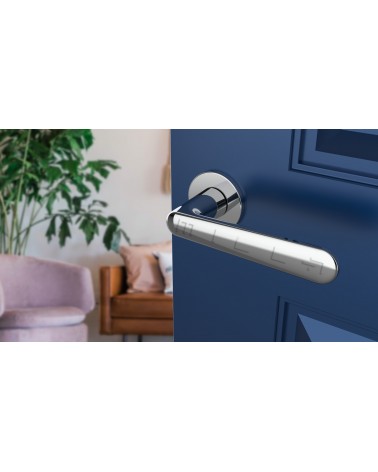 Maniglia per porta in zama ARIA maniglia design colore 4 vista dall'alto inclinata montata su una porta
