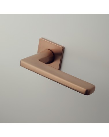 Maniglia per porta in zamak SETIA ferramenta design colore 3 montata su una porta