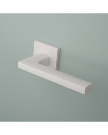 Maniglia per porta in zama PYROLA ferramenta design montata su una porta