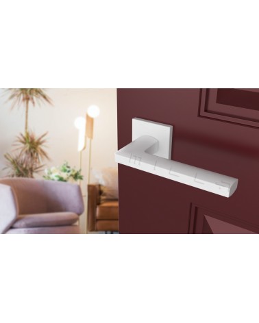 Maniglia per porta in zamak PYROLA ferramenta design vista dall'alto inclinata montata su una porta