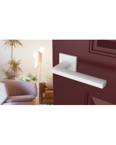 Maniglia per porta in zamak PYROLA ferramenta design vista dall'alto inclinata montata su una porta socchiusa