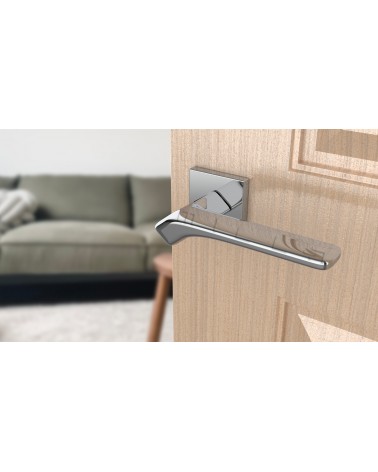 Maniglia per porta in zamak BERGERIA maniglia design vista dall'alto inclinata montata su una porta