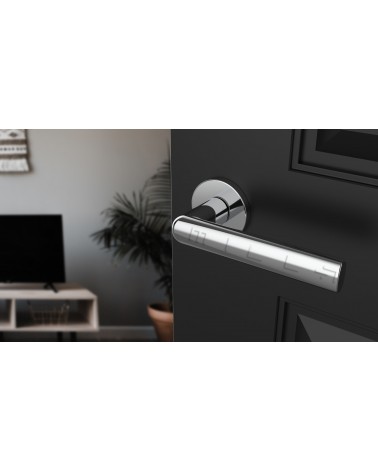 Maniglia per porta in zamak SILENA design vista dall'alto inclinata montata su una porta