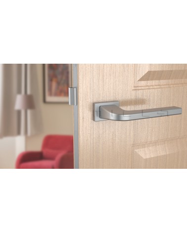 Maniglia per porta in zamak ISMENA design vista frontale montata su una porta