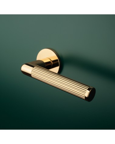 Maniglia per porta su placca rotonda LOBELLIA maniglia design montata su una porta