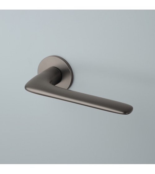 Maniglia per porta su placca rotonda VIOLA design