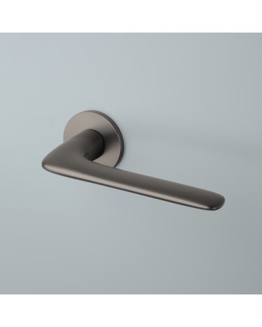 Maniglia per porta su placca rotonda VIOLA design montata su una porta