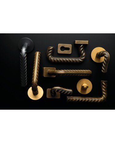 Maniglia per porta futuristica originale Rocksor maniglia design posata su sfondo scuro