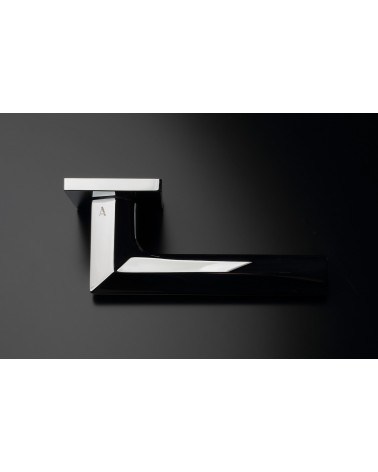 Maniglia per porta cromata lucida JASMINA maniglia design posata su uno sfondo scuro