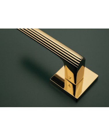 Maniglia per porta su placca quadrata LARICE maniglia design vista ingrandita su una porta