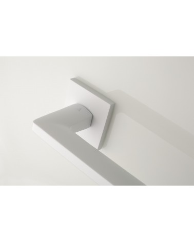 Maniglia per porta bianca PYROLA ferramenta design vista ingrandita montata su una porta
