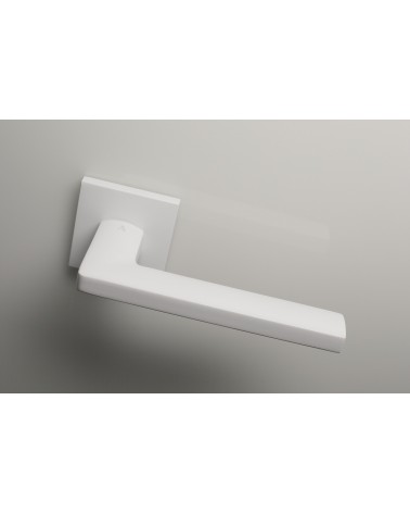 Maniglia per porta bianca PYROLA ferramenta design vista dall'alto maniglia inclinata verso il basso montata su una porta