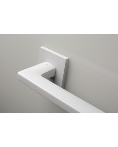 Maniglia per porta bianca PYROLA ferramenta design vista ingrandita sulla maniglia montata su una porta