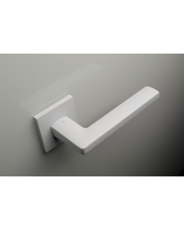 Maniglia per porta bianca PYROLA ferramenta design vista dall'alto maniglia inclinata verso l'alto montata su una porta