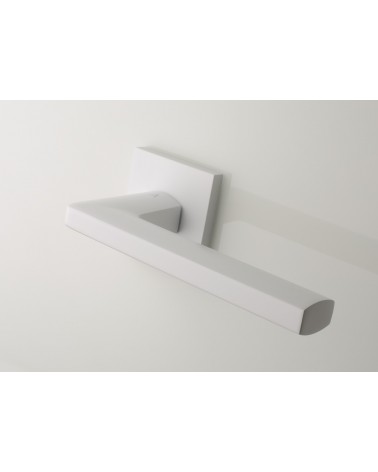 Maniglia per porta bianca PYROLA ferramenta design vista sulla maniglia inclinata verso il basso montata su una porta