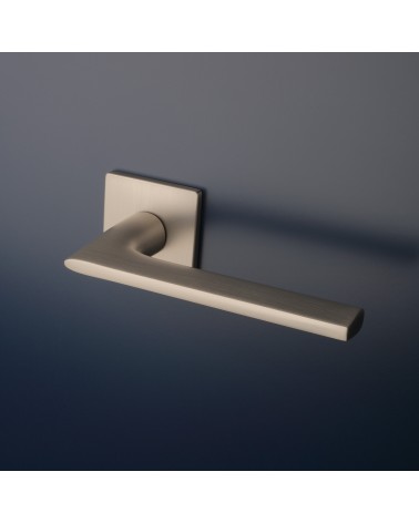 Maniglie per porta quadrata SALVIA maniglia design montata su una porta