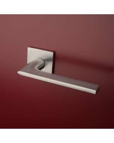 Maniglie per porta in zamak SALVIA maniglia design montata su una porta