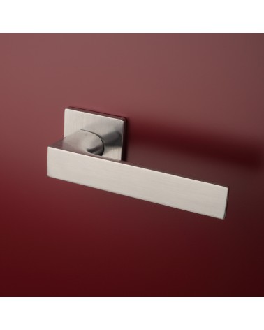Maniglia per porta cromo satinato ALISSO maniglia design montata su una porta