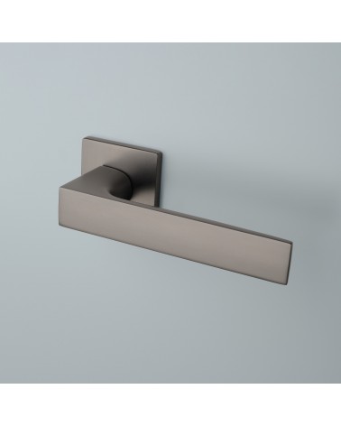 Maniglia per porta antracite ALISSO maniglia design montata su una porta