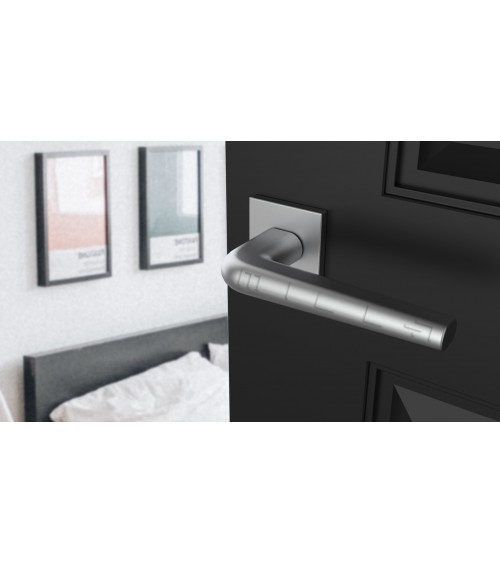 Maniglia per porta in cromo lucido su placca quadrata FUNKIA - maniglia design