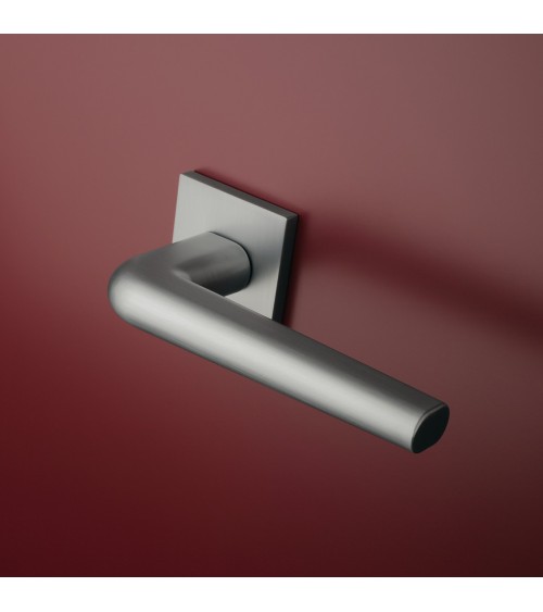 Maniglia per porta in cromo lucido su placca quadrata FUNKIA - maniglia design