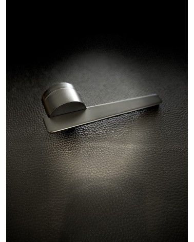 Maniglia per porta futuristica JUMELLE maniglia design posata su uno sfondo nero