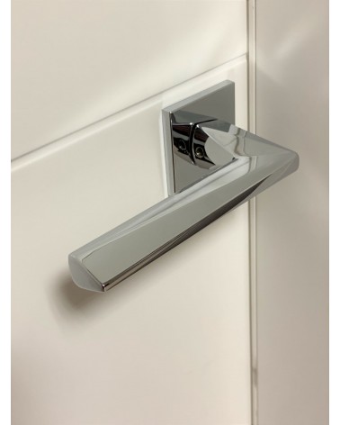 Maniglia porta moderna DIAMANT maniglia design vista dall'alto inclinata montata su una porta