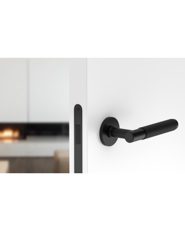 Maniglia per porta nera Time Slim design montata su una porta socchiusa