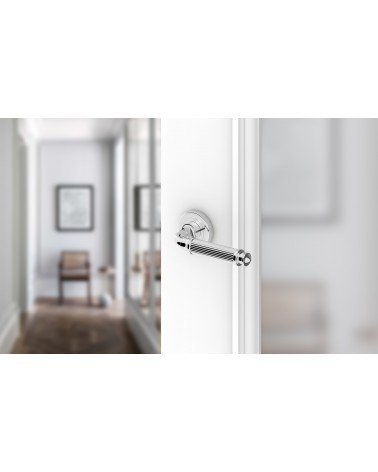 Maniglia per porta cromo lucido ARIA Slim design montata su una porta