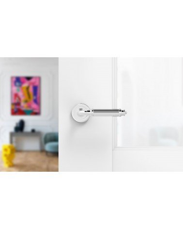 Maniglia per porta cromo lucido ARIA Slim design montata su una porta aperta
