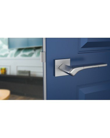 Maniglia per porta in cromo satinato BERGERIA ferramenta design vista frontale montata su una porta