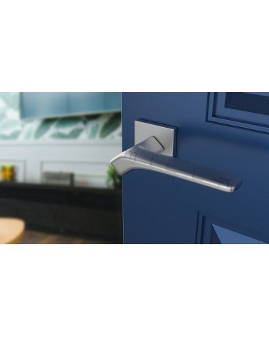 Maniglia per porta in cromo satinato BERGERIA ferramenta design vista inclinata montata su una porta