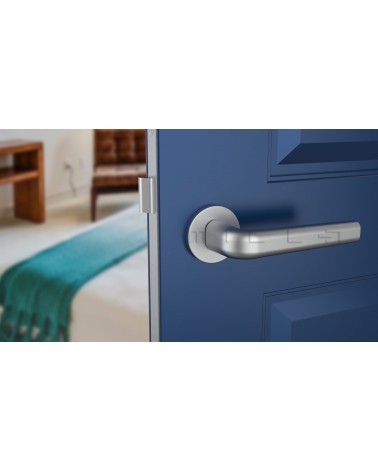 Maniglia per porta cromo satinato INULLA maniglia design vista frontale montata su una porta