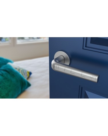 Maniglia per porta cromo satinato INULLA maniglia design vista inclinata montata su una porta