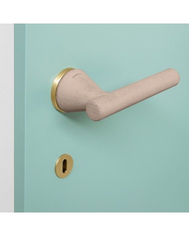 Maniglia per porta futuristica Mandelli Juno maniglia design vista ingrandita montata su una porta