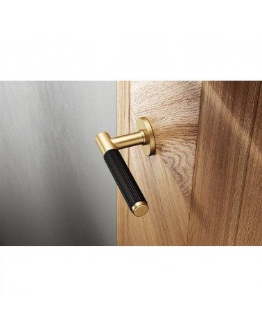 Maniglie per porta bicolore Slim maniglia design dorata e nera montata su una porta