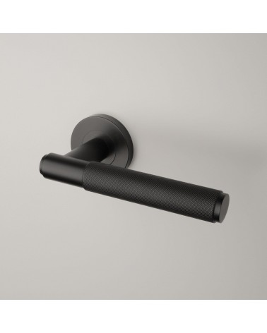 Maniglia per porta nera Sterk OVAL 1741 design montata su una porta