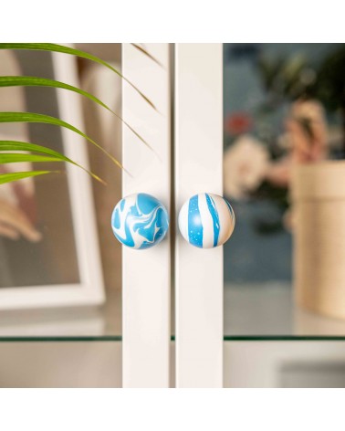 Pomello per mobile in legno di faggio Blu Azzurro maniglia design vista ingrandita installata su una porta vetrata