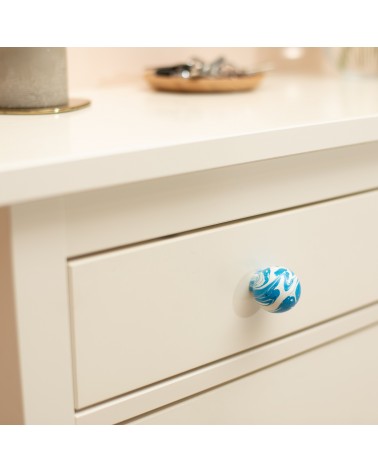 Pomello per mobile in legno di faggio Blu Azzurro maniglia design vista inclinata fissata su un cassetto