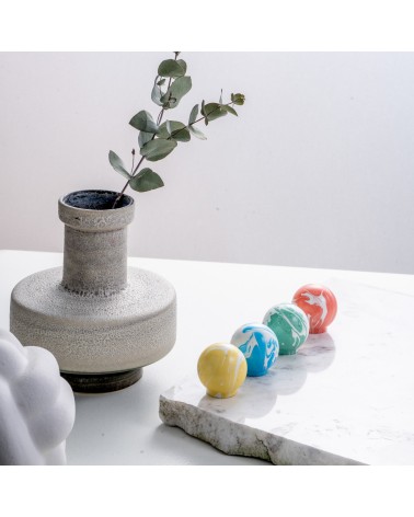 Pomello per mobile in legno di faggio Blu Azzurro maniglia design allineato su una superficie in marmo
