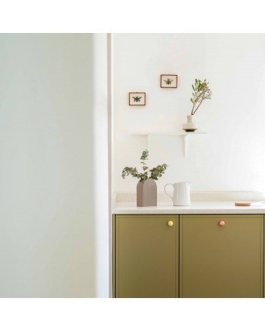 Pomello per mobile in legno di faggio giallo design vista frontale fissato su un mobile