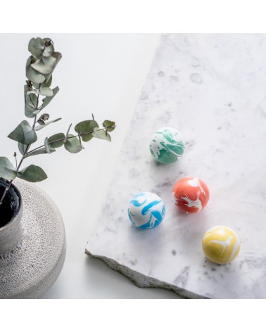 Pomello per mobile in legno di faggio giallo design presentato su una superficie in marmo