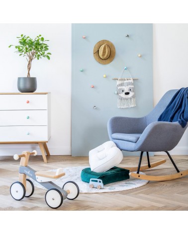 Pomello per mobile in legno di faggio Rosa design fissato su un cassettone bianco in una camera da letto
