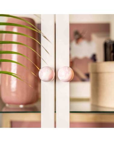 Pomello per mobile in legno di faggio Lilla design vista frontale fissato su una porta vetrata
