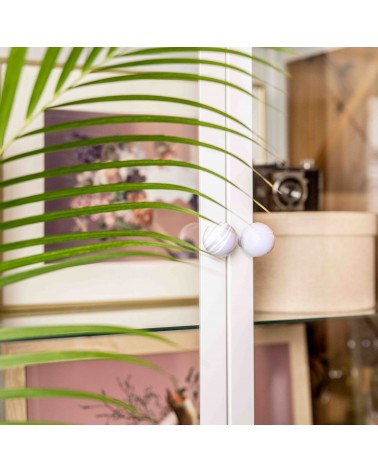 Pomello per mobile in legno di faggio Lavanda design fissato su una porta vetrata