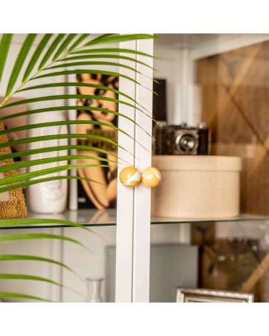 Pomello per mobile in legno di faggio arancione design vista frontale montato su una porta vetrata