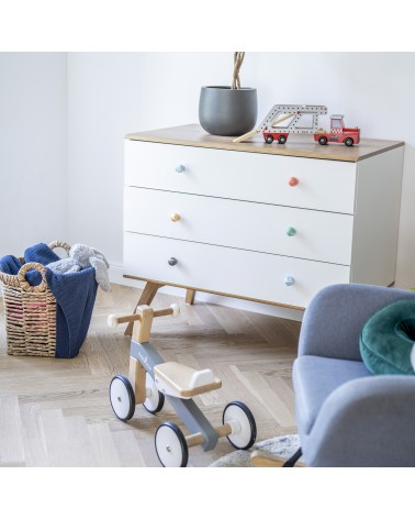 Pomello per mobile in legno di faggio arancione design installato su un cassettone